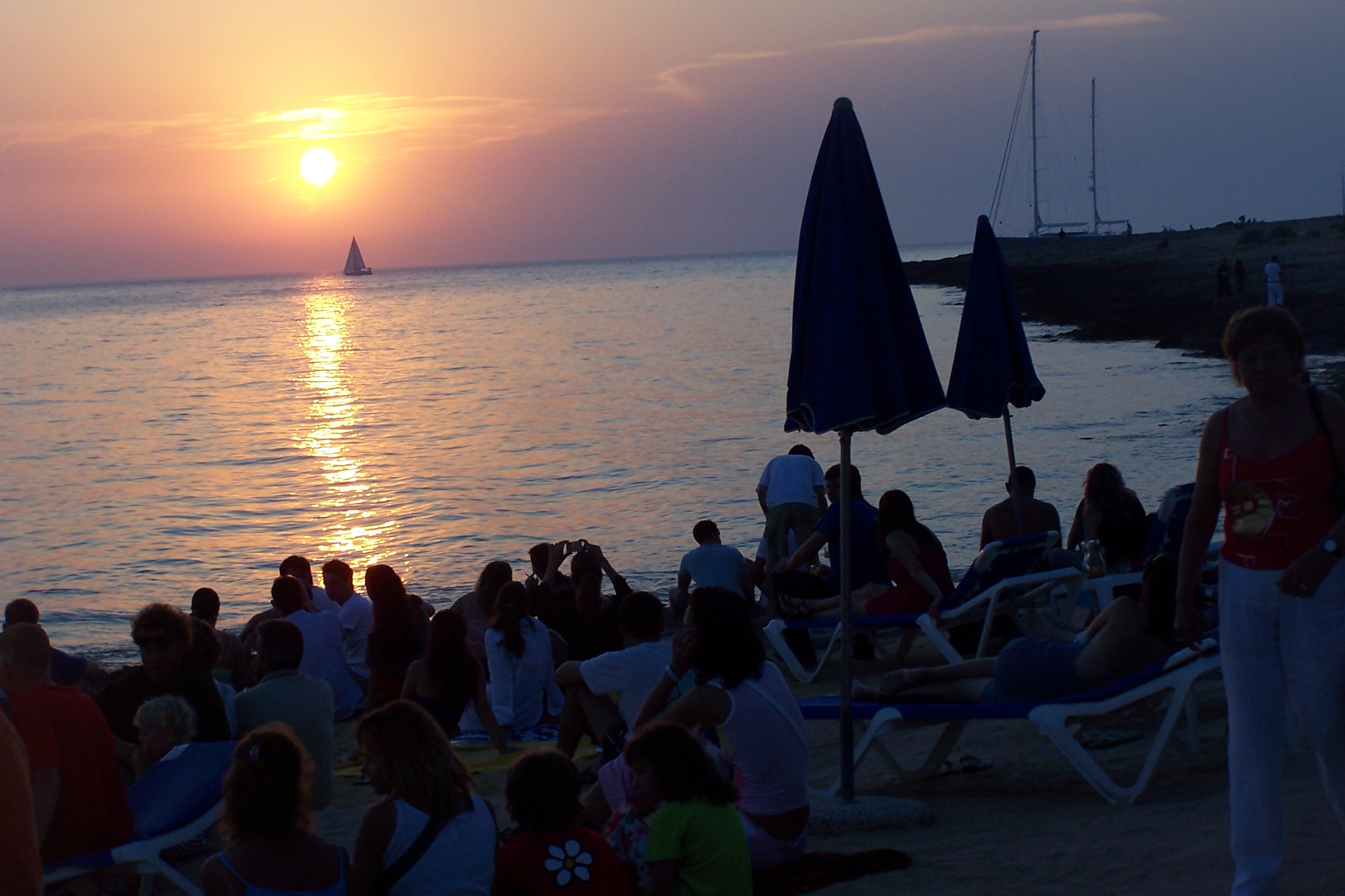 2004年6月、サンアントニオのCafé del Marから望む日没と、夕陽を眺める人々のシルエット